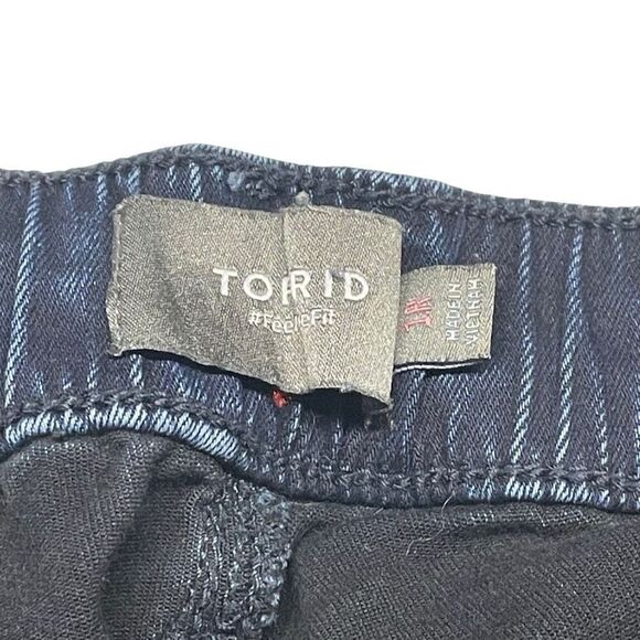 Torrid Dark Moon Boyfriend Straight Weekend Pull-On Jeans - Picture 4 of 9